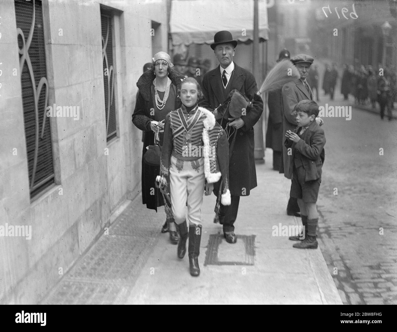 La Regina frequenta la corte vittoriana Matinee la sua grande nipote come Regina Victoria . La Regina frequentò il Victoria Court Matinee in cui la sua grande nipote Lady Mary Cambridge era la Regina Vittoria al Cambridge Theatre di Londra . Lord e Lady Londonderry arrivarono con la loro figlia Lady Mary Stewart , che prese parte al 3° Marchese di Londonderry . 23 marzo 1931 Foto Stock