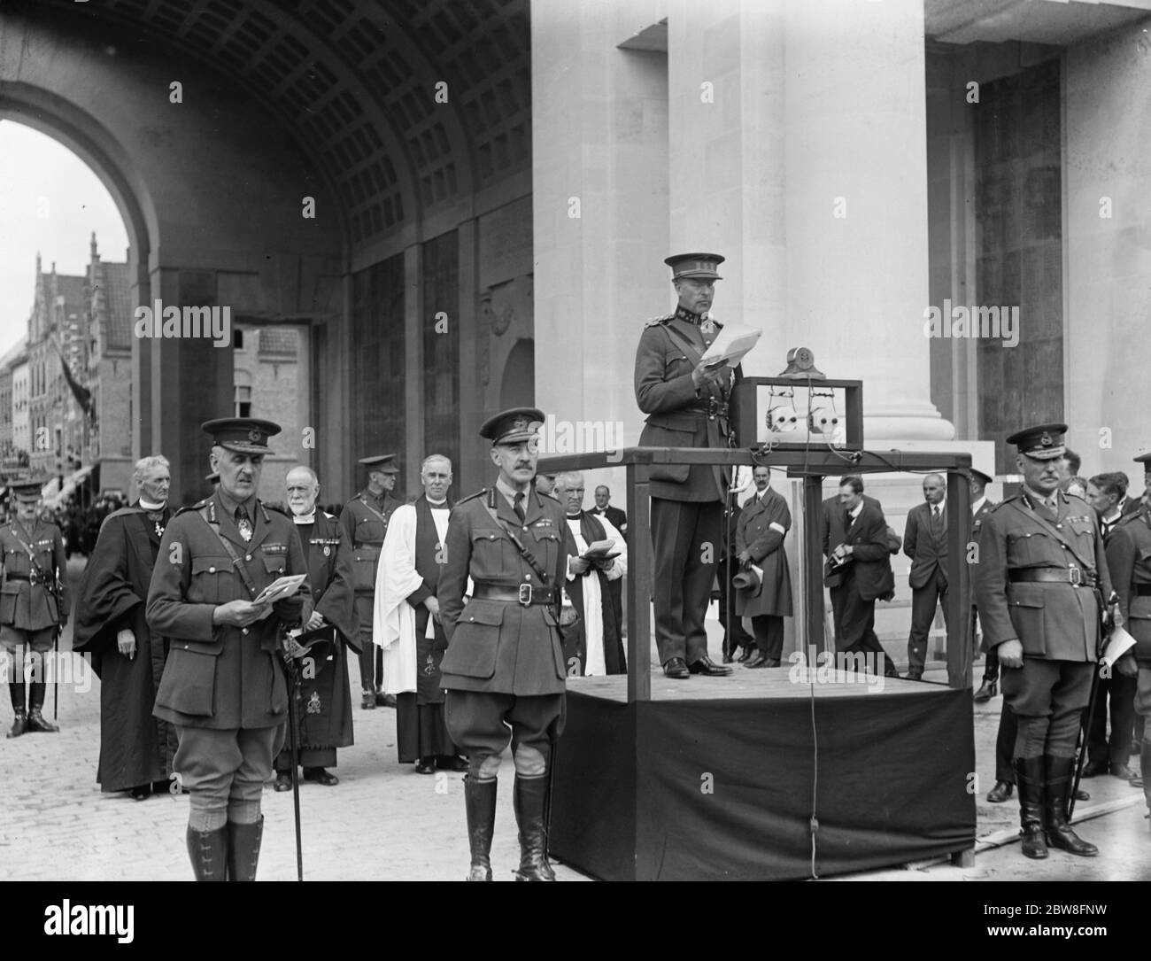 Il memoriale della porta Menin svelato a Ypres , Belgio . Re Alberto dei Belgi che consegna il suo discorso . 24 luglio 1927 Foto Stock