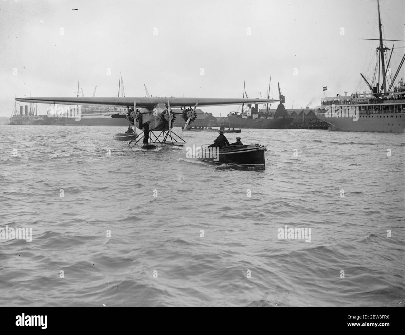 Donna ( Amelia Earhart , prima donna a volare sull' Atlantico ) in un' impresa di volo atlantica . L' amicizia (Fokker VIIb-3m) a Southampton. 19 giugno 1928 Foto Stock