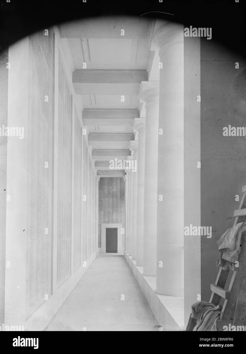 Il grande arco Ypres alla porta Menin . Uno dei colonades all'interno del Menin Gate Memorial. Sulle pareti sono visibili alcuni dei nomi dei 58,600 ufficiali e uomini caduti in battaglia durante la Grande Guerra . 11 luglio 1927 Foto Stock