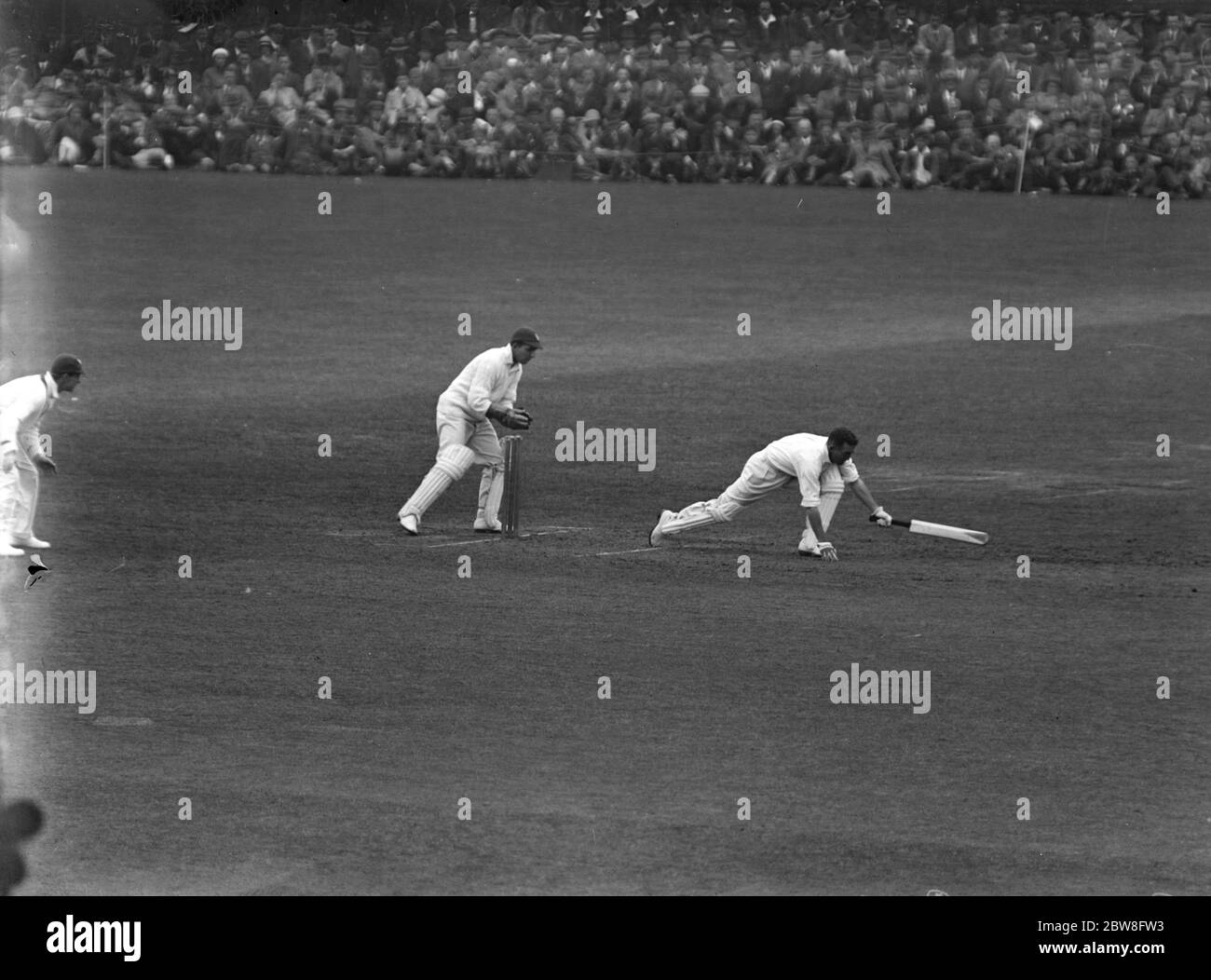 Inghilterra contro la Nuova Zelanda al Kennington Oval nel 2° test . Curly Page di Nuova Zelanda oltre si raggiunge mentre tenta di colpire i Peebles Ian d'Inghilterra e ha avuto il suo wicket minacciato da Les Ames Inghilterra wicket game . 30 luglio 1931 Foto Stock
