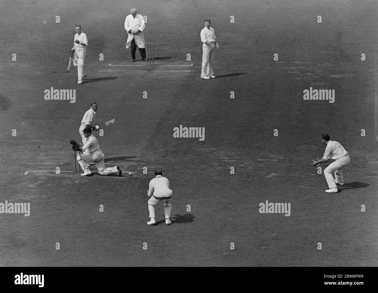 Surrey contro Leicestershire al Kennington Oval , il giorno 2 di una partita di 3 giorni della contea . Ewart Astill ( Leicestershire ) perplesso da una palla di Freddie Brown mentre Edward Brooks fa un po' di giocoleria . 27 agosto 1931 Foto Stock