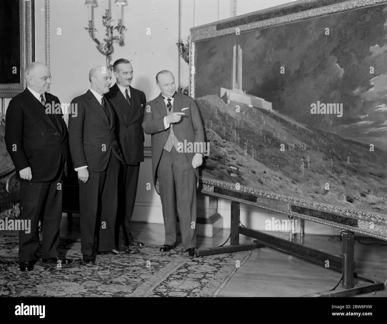 Il primo ministro canadese riceve un dipinto commemorativo della guerra . Sig. Hugh Ferguson (Alto Commissario per il Canada), Cap Longstaff (artista), J. A Dewar (donatore della foto), sig. R B Bennett (primo Ministro del Canada). 26 novembre 1931 Foto Stock