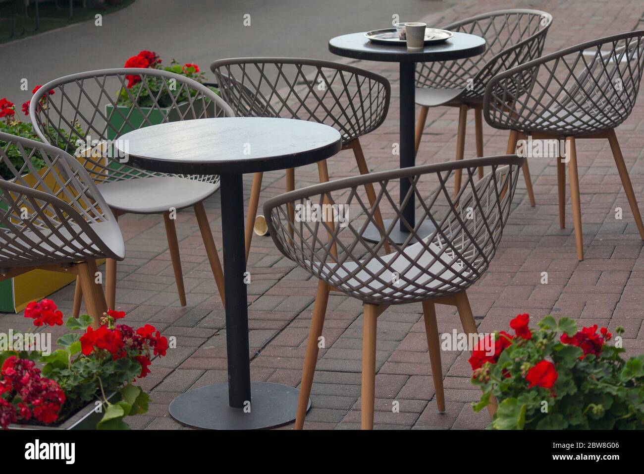 Tavoli e sedie di caffè di strada senza persone. Città Foto Stock