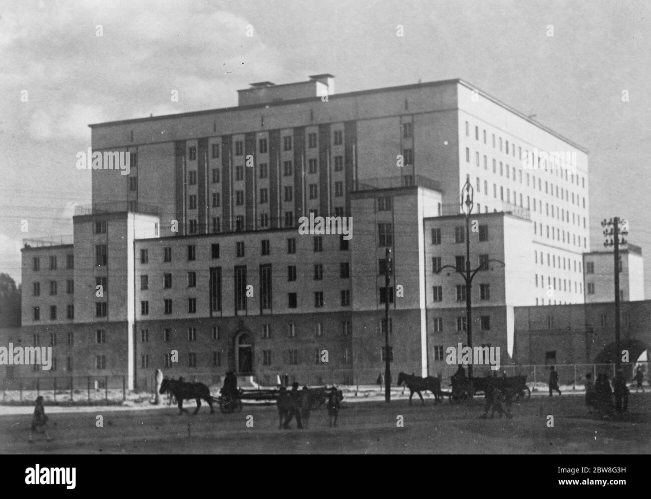 Nuova casa universitaria aperta a Varsavia . La nuova Casa Universitaria , composta dai principali edifici di un insediamento studentesco , che è stato appena aperto a Varsavia . Comprende una sala conferenze , una palestra , una biblioteca , bagni di nuoto , terrazze per prendere il sole e 1033 locali abitati . Attualmente vi sono 1650 persone che vivono nell'insediamento universitario . 21 giugno 1930 Foto Stock
