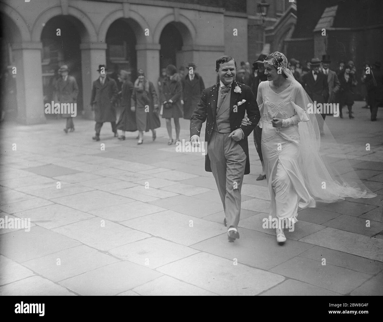 Un matrimonio nel tempio . Il matrimonio tra il signor Harold Heathcote Williams, di 3, Hare Court, Temple, e di Abbotsfield, Chester, E la signorina Mary Jean Blane Robinson , figlia gemella del maggiore C D Robinson , M C , il Regiment dello Staffordshire del Nord (in pensione) di Ceres , provincia del Capo , si è svolta nella Chiesa del Tempio . Lo sposo è uno dei più giovani barristi di oggi e ha contestato tre volte il Poplar Sud nell' interesse dei liberali . Lo sposo e lo sposo camminano dalla chiesa attraverso il tempio sulla loro strada dopo il matrimonio . 17 aprile 1930 Foto Stock