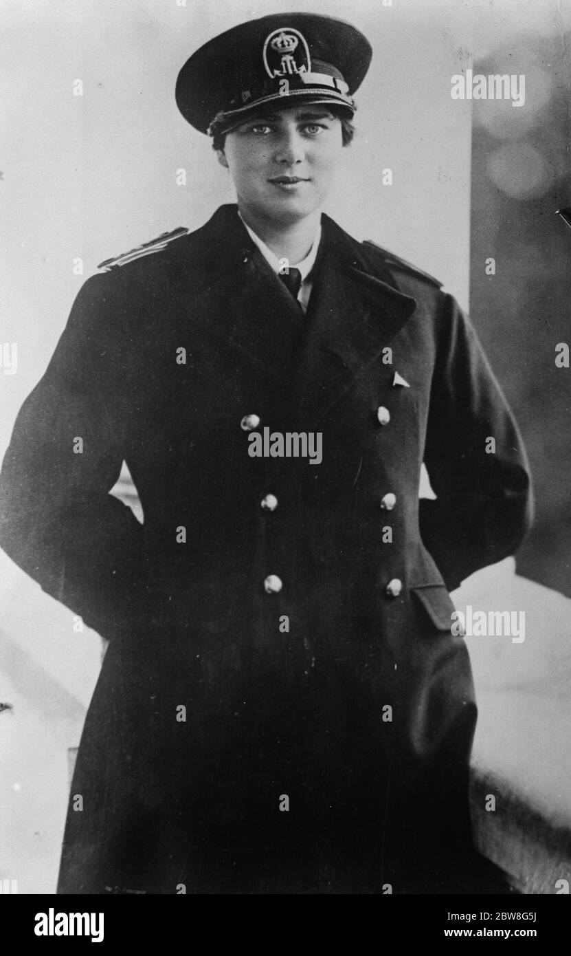Prendendo dopo la madre . La principessa Ileana di Romania , la figlia più giovane della Regina , fotografò nell' uniforme appositamente studiata per lei per celebrare il suo possesso di un motoryacht . 12 giugno 1930 Foto Stock