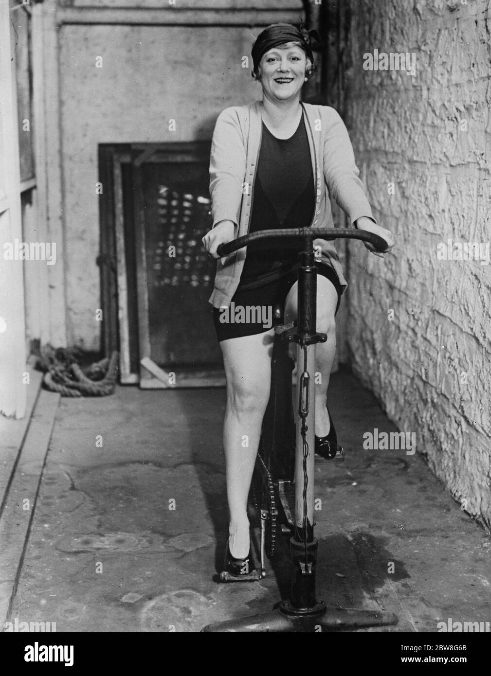 Nota stella dell'Opera colpisce una nuova nota . Frieda Hempel , allenandosi su una macchina da ciclismo . 6 aprile 1929 Foto Stock