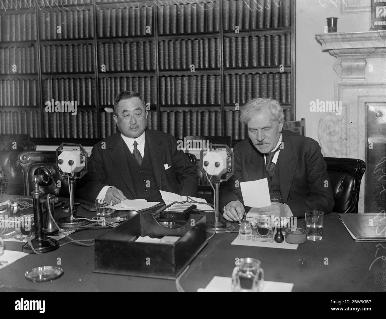 Il discorso del trattato navale , che trasmette da 10 Downing Street . Con microfono , il signor Ramsay MacDonald . 27 ottobre 1930 Foto Stock