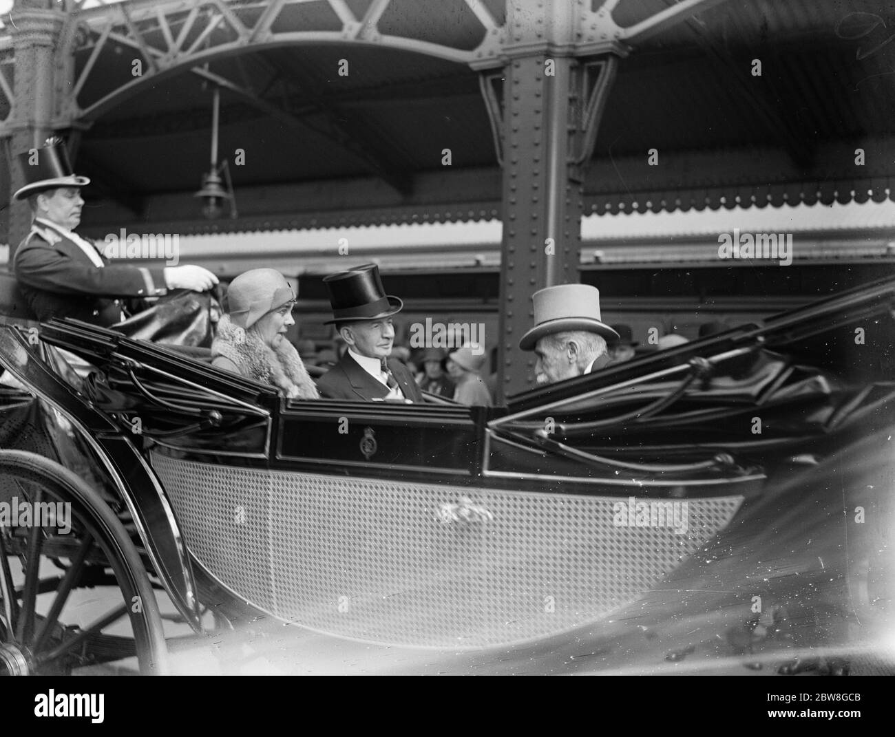 L' ambasciatore americano e sua moglie, la generale e la sig.ra Dawes, nella Royal Landau, stazione di Windsor. 15 giugno 1929 Foto Stock