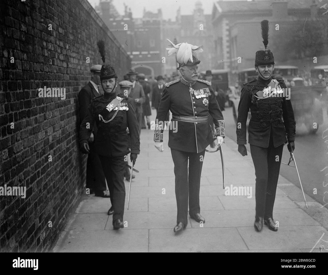 Il Principe di Galles detiene un levee al Palazzo di San Giacomo. Il generale Sir Pitcairn Campbell con gli ufficiali di Rifle Brigade . 2 giugno 1930 Foto Stock