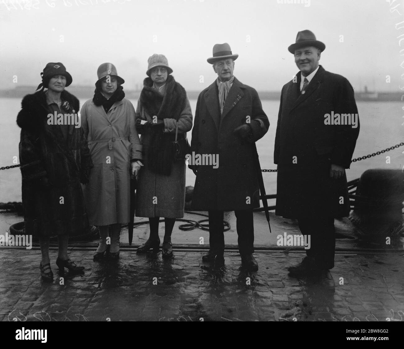 Due eroine di guerra arrivano a dover . La sig.ra Gertrude Richardson, Mlle Leonie van Houtte, il sig. Richardson, padre della sig.ra Gertrude Richardson, fotografò al loro arrivo a dover. Il capitano Bodley Scott e la sig.ra Scott (estrema sinistra) hanno accolto con favore le due eroine . 24 novembre 1927 Foto Stock