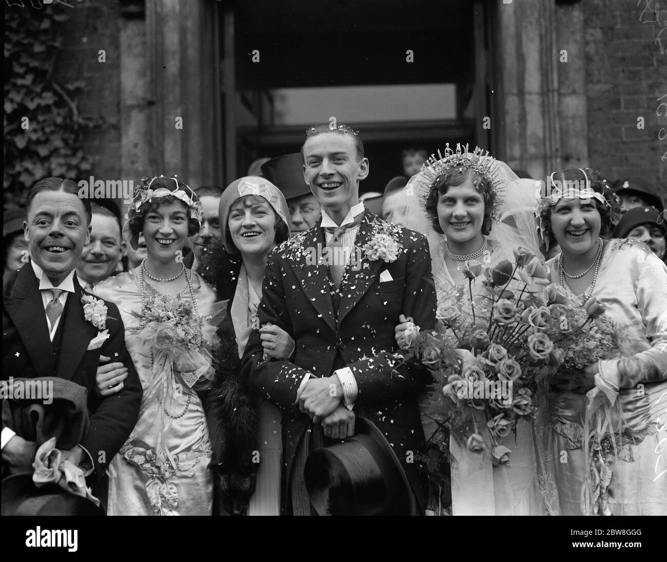 Il matrimonio di Tommy Fields , fratello di Gracie Fields , nella Chiesa di San Giovanni , Hampstead , a Miss Betty Whiteside . Sposa e Ginestra con campi Gracie 17 marzo 1930 Foto Stock