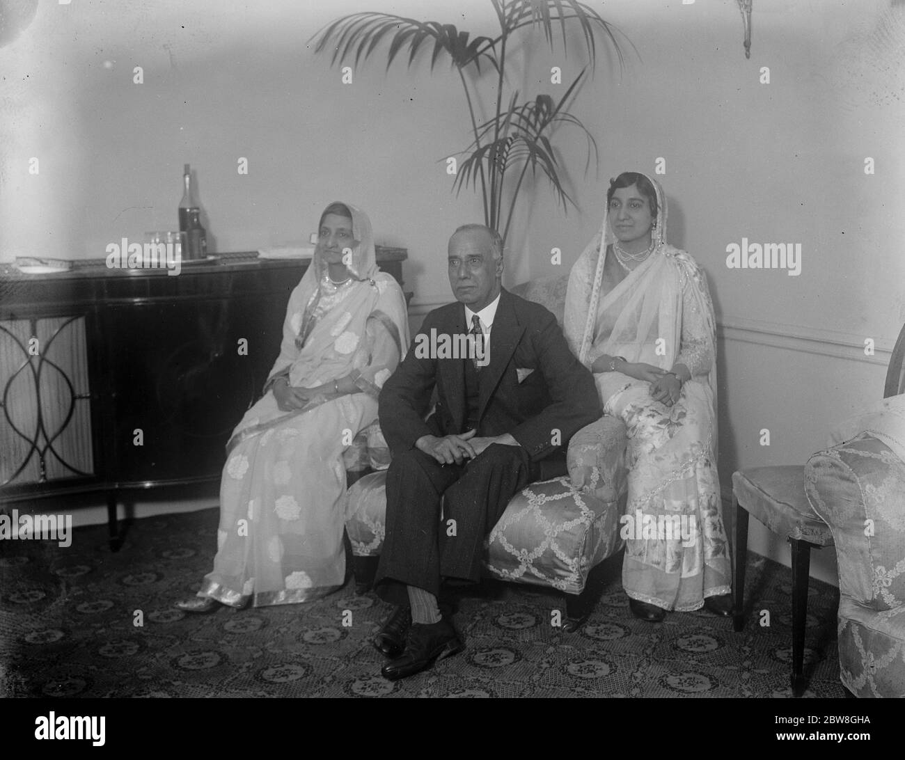 A sinistra, Lady Shafi, Sir Muhammed Shafi e Mrs Shah Nawaz al Carlton Hotel . 23 settembre 1930 Foto Stock
