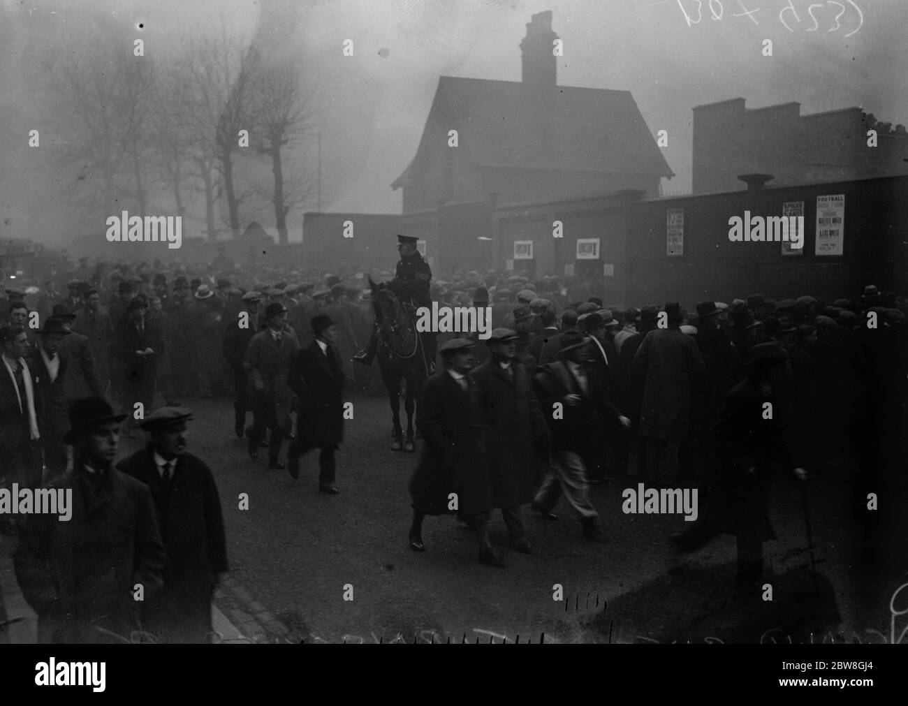 Veli nebbia boxe giorno sport . La scena fuori dai turnstil come gli spettatori si sono riuniti per la partita di Boxing Day tra l'Arsenal e Leeds a Highbury . 26 dicembre 1932 Foto Stock