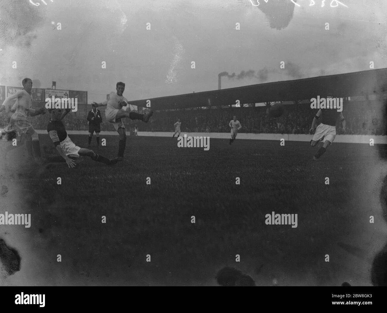 Le stelle del calcio sudamericano incontrano West Ham . Londra ha messo in scena una decisa novità calcistica all'Upton Park lunedì , quando West Ham ha giocato la squadra del Perù - Cile ora in giro per questo paese . L Fernandez , la parte posteriore sinistra del Perù - Cile XI , segnando il traguardo di apertura della partita. 16 ottobre 1933 Foto Stock