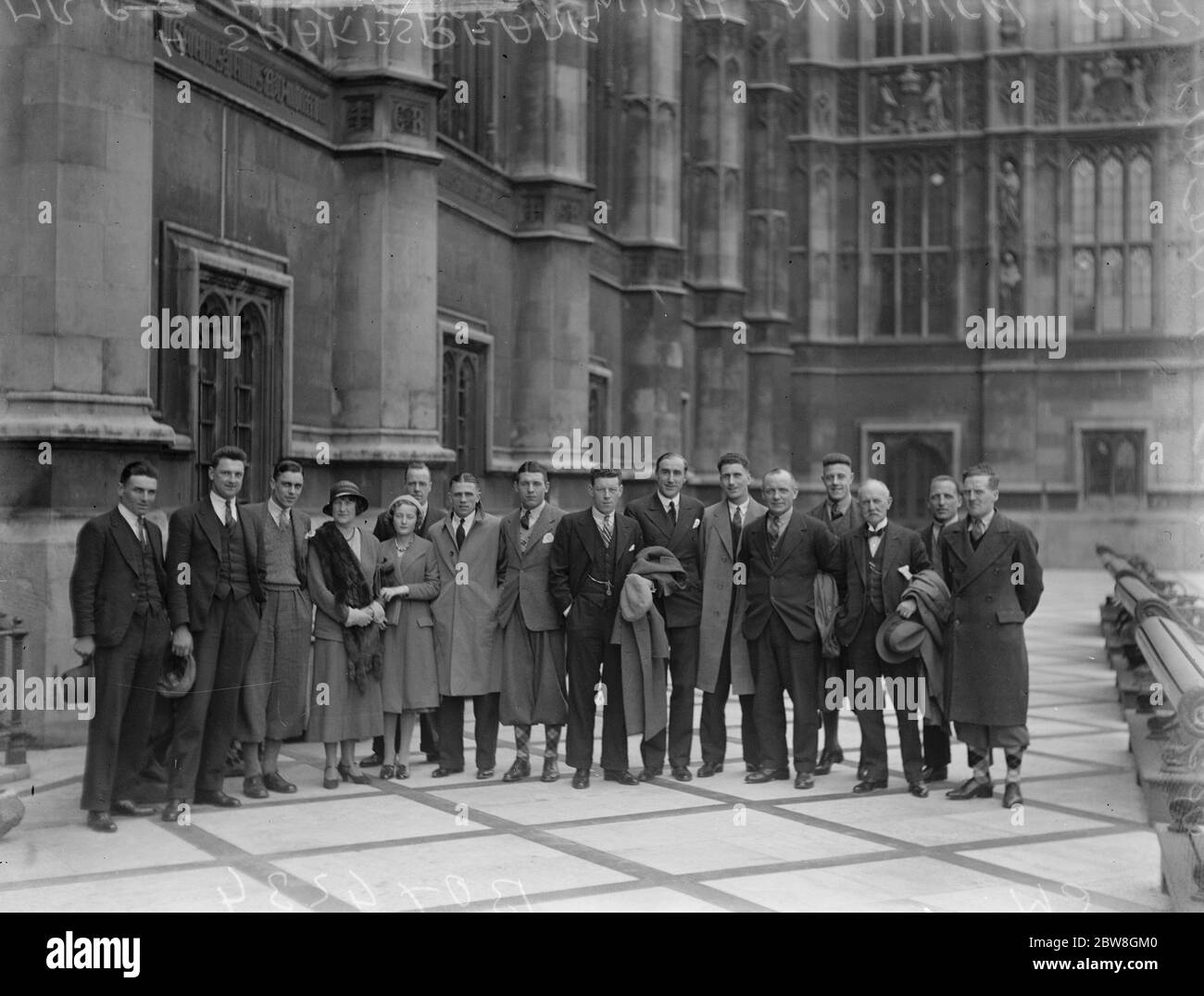La squadra di calcio della città di Norwich visita le case del Parlamento con il parlamentare . Il sig. Geoffrey Shakespeare, membro della Commissione, ha esaminato alcuni lavori in corso di riparazione. 29 aprile 1932 Foto Stock