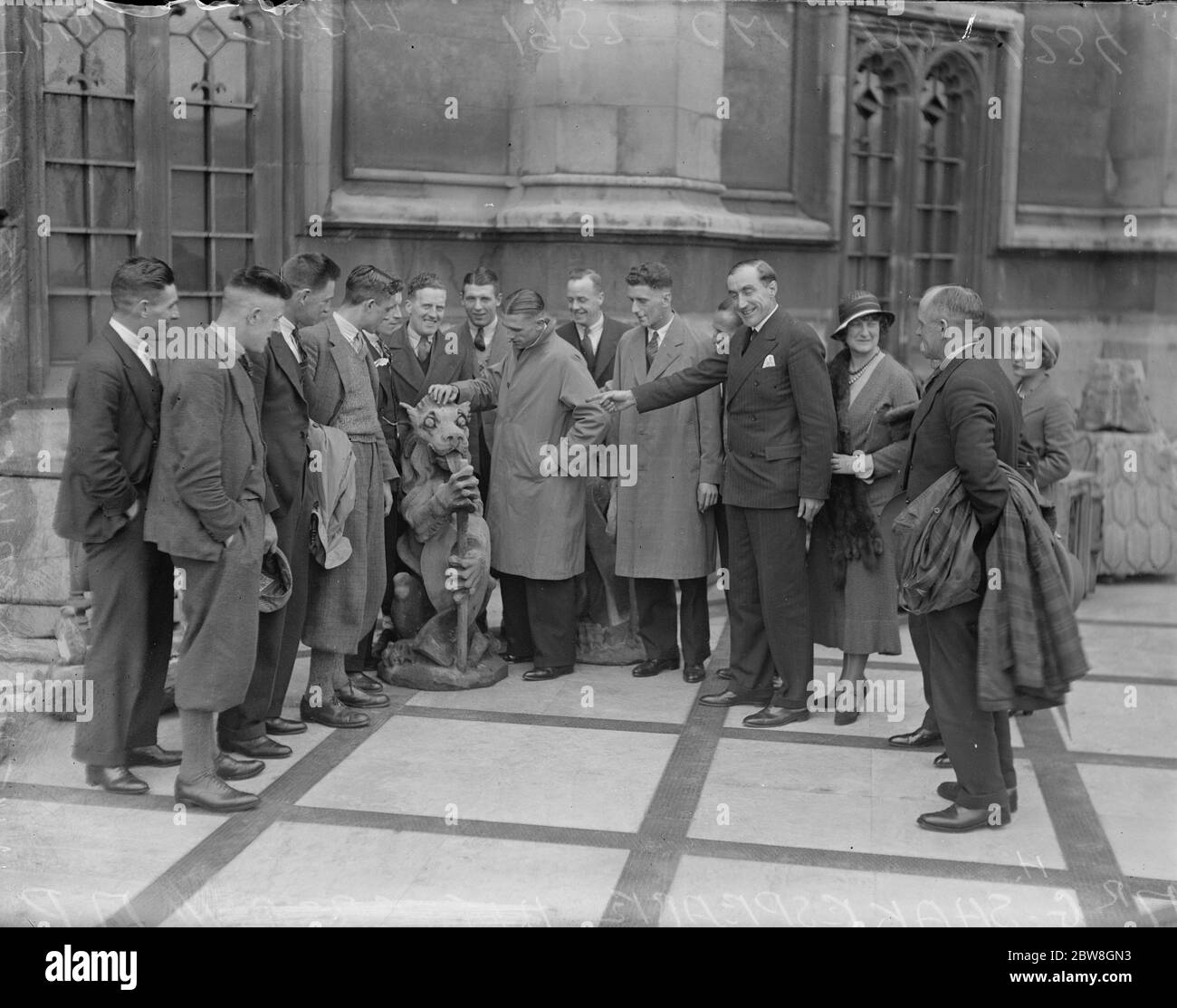 La squadra di calcio della città di Norwich visita le case del Parlamento con il parlamentare . Il sig. Geoffrey Shakespeare, membro della Commissione, ha esaminato alcuni lavori in corso di riparazione. 29 aprile 1932 Foto Stock
