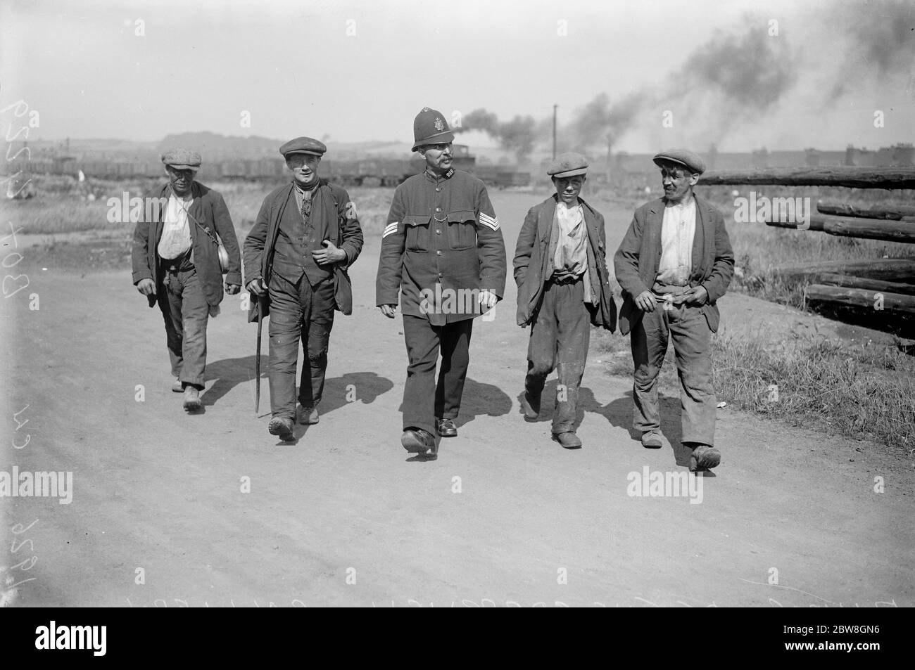 Il problema dei box . I minatori che lasciano la Cresswell Colliery sotto la protezione di un poliziotto . 27 agosto 1926 Foto Stock