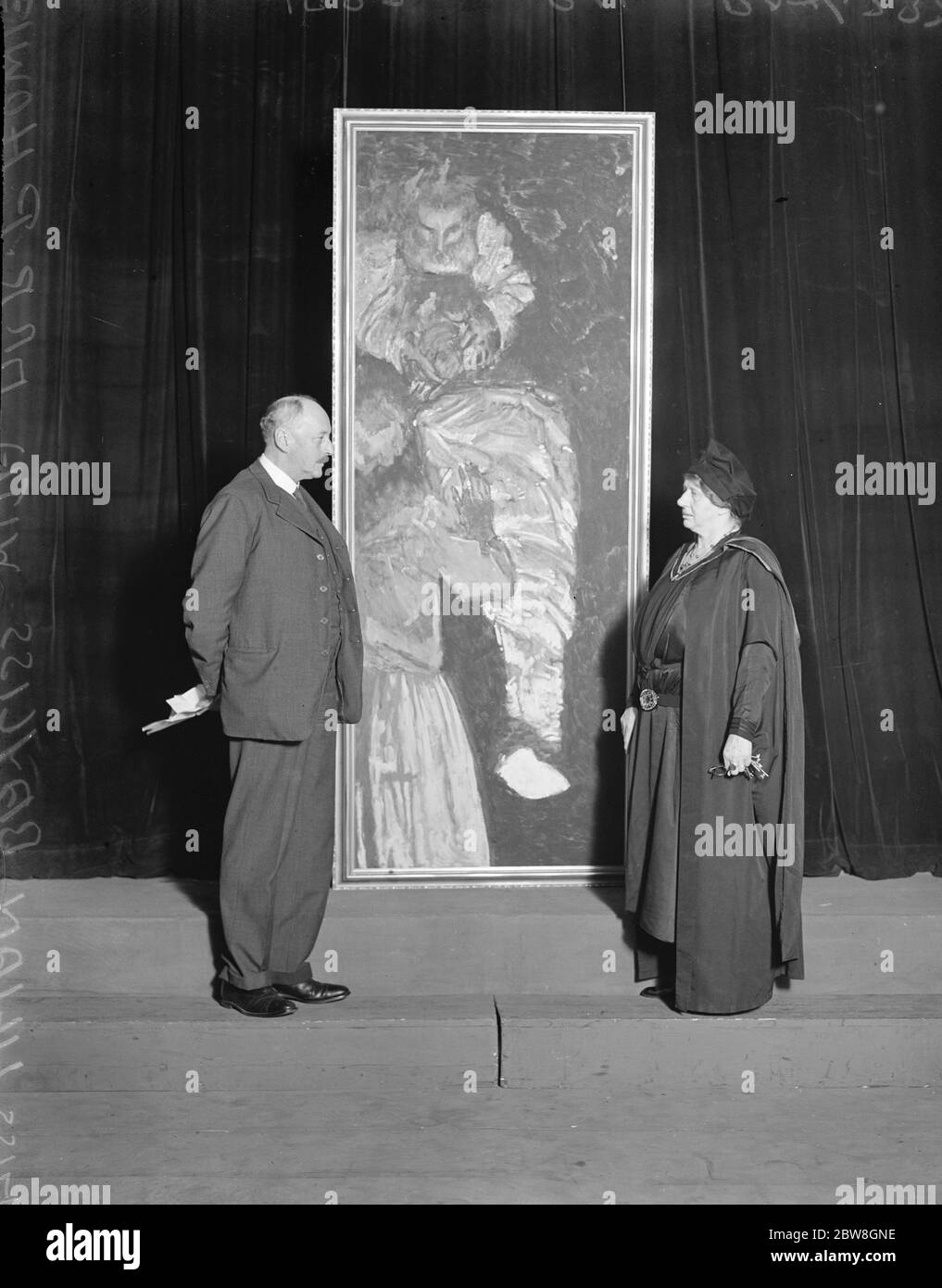 Celebre dipinto presentato alla signorina Lilian Bayliss . Al teatro Sadler' s Wells di venerdì sera, la sig.ra Lilian Baylis, Che è stato associato con l' Antico Vico da tanti anni , è stato presentato dal sig. Sickart con il suo famoso dipinto ' l'allevamento di Lazzaro' Miss Lilian Baylis con il sig. R P Howe con il dipinto dopo la presentazione , 22 ottobre 1932 Foto Stock