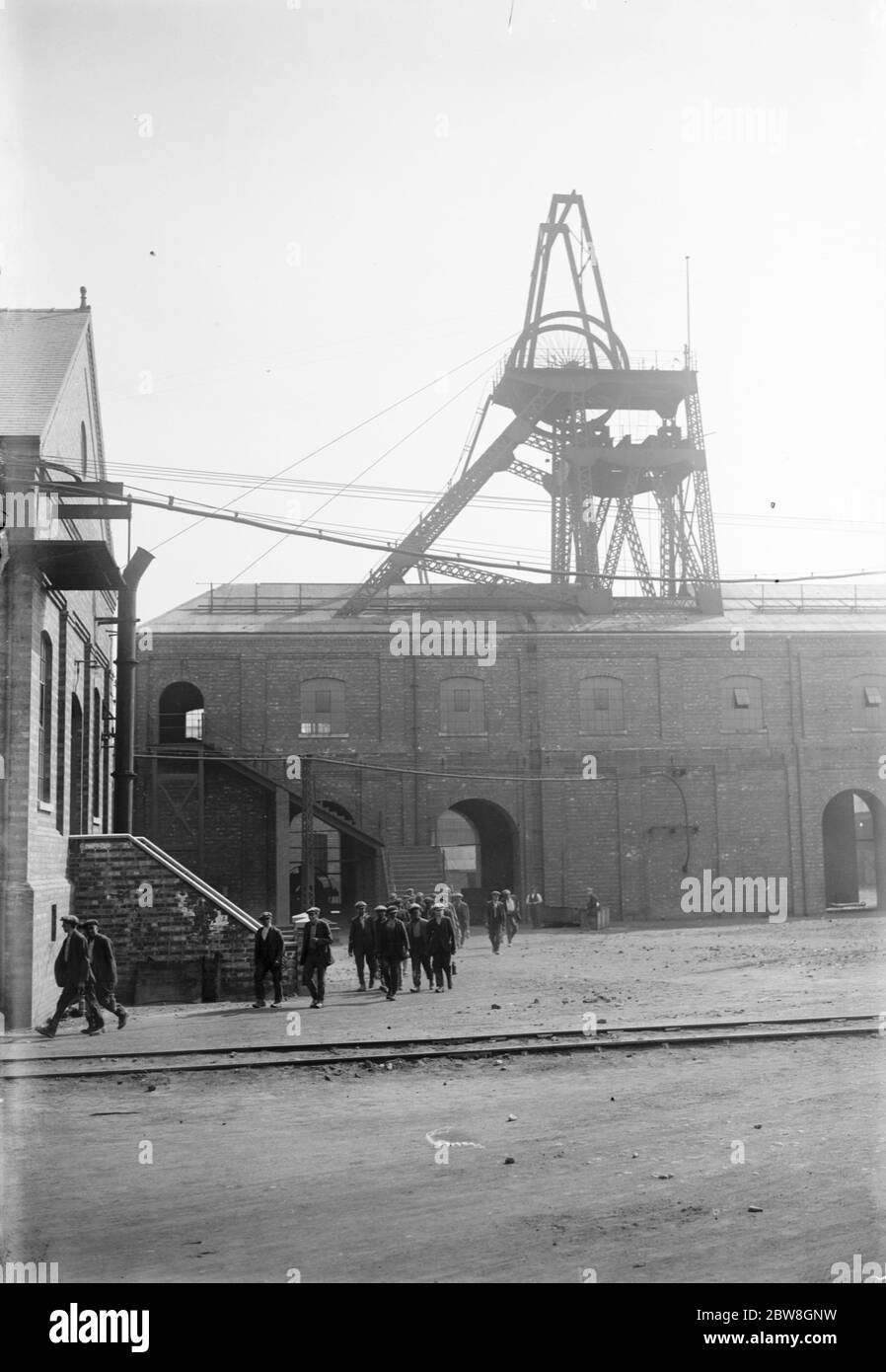 I primi salari sono stati pagati ai minatori di Midland da quando è iniziata la controversia. I minatori che lasciano il Clipston Pit ( Notts ) , per pescare la loro retribuzione . 28 agosto 1926 Foto Stock