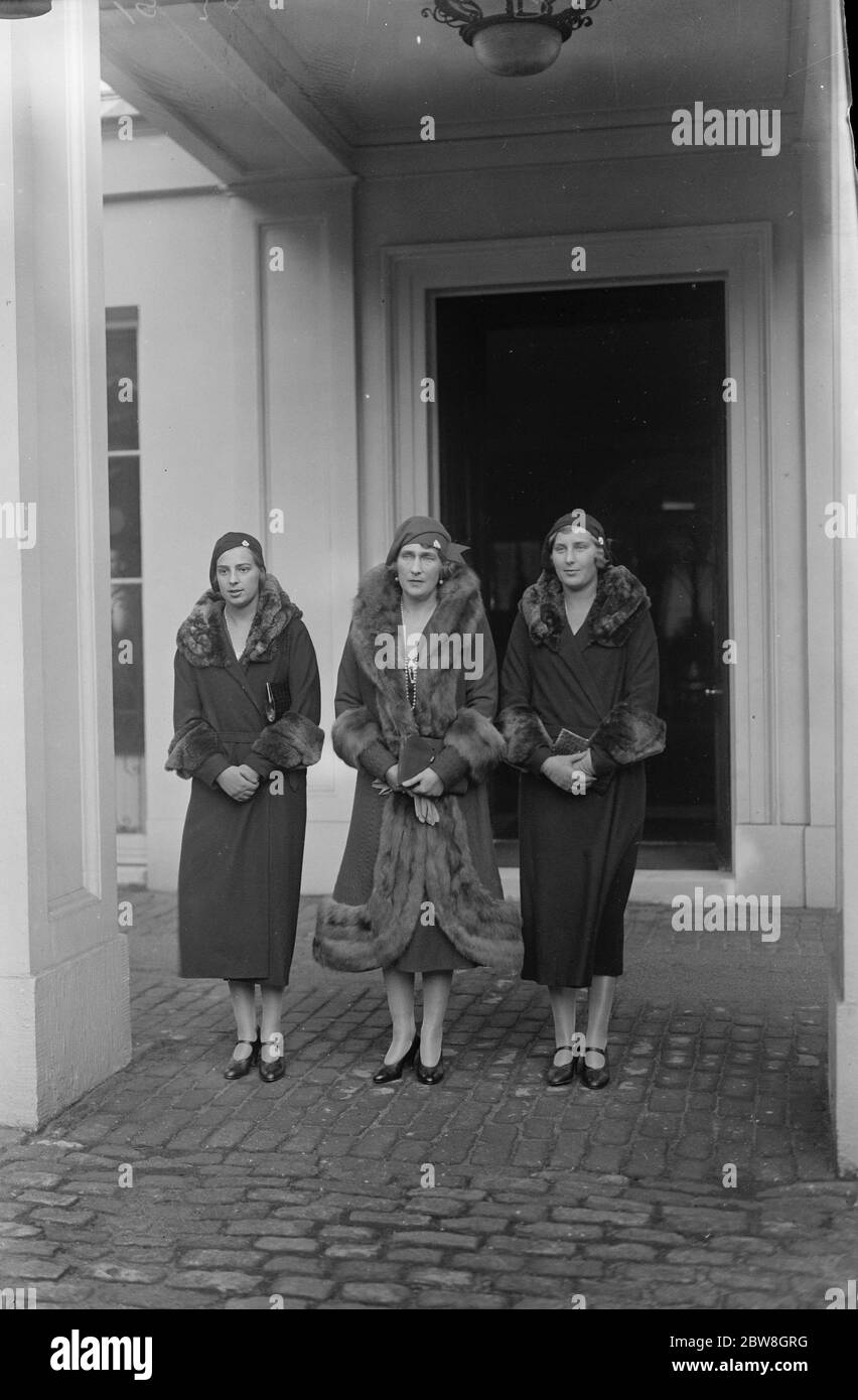 La Regina di Spagna con le sue due figlie . 24 ottobre 1930 Foto Stock