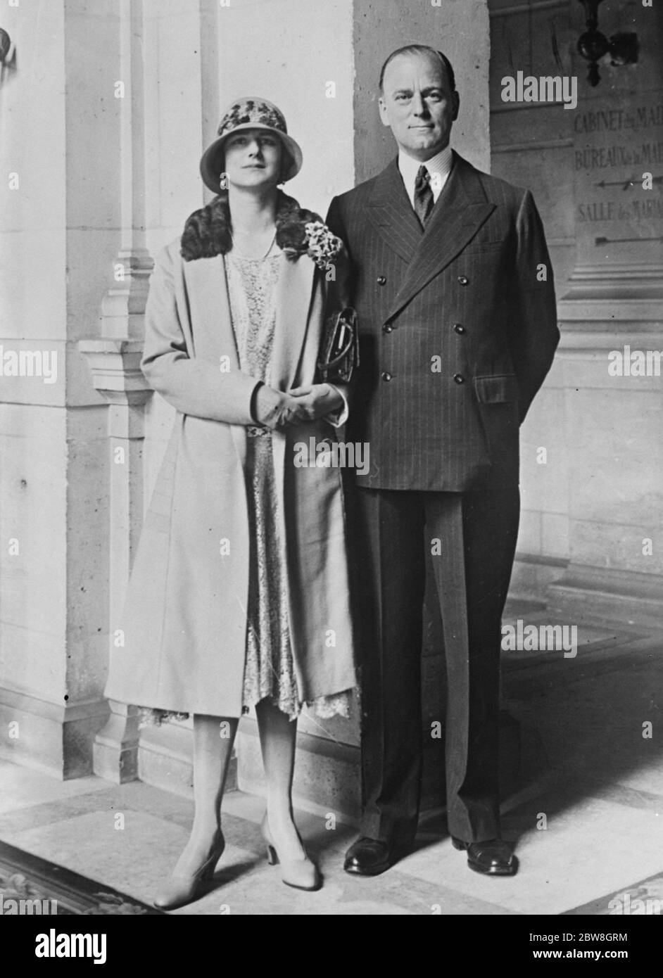 Membro del Parlamento europeo per il matrimonio a Parigi . Il sig. John Grace, deputato di Cheshire, era sposato con la sig.ra Elisabeth Dunant. La felice coppia che lascia il municipio dopo la cerimonia . 13 aprile 1929 Foto Stock