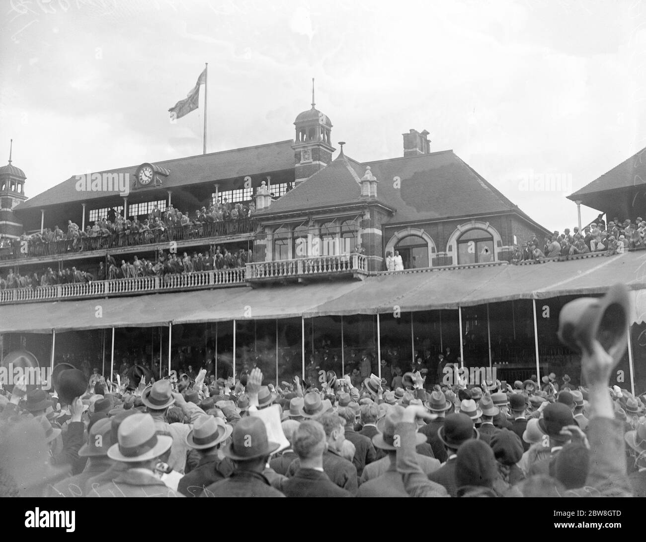 Test Match , Oval , quinto giorno ( di gioco ) ( sesto giorno di partita ) . Una vista dell'enorme folla che si è radunata davanti al Padiglione. 1930 Foto Stock