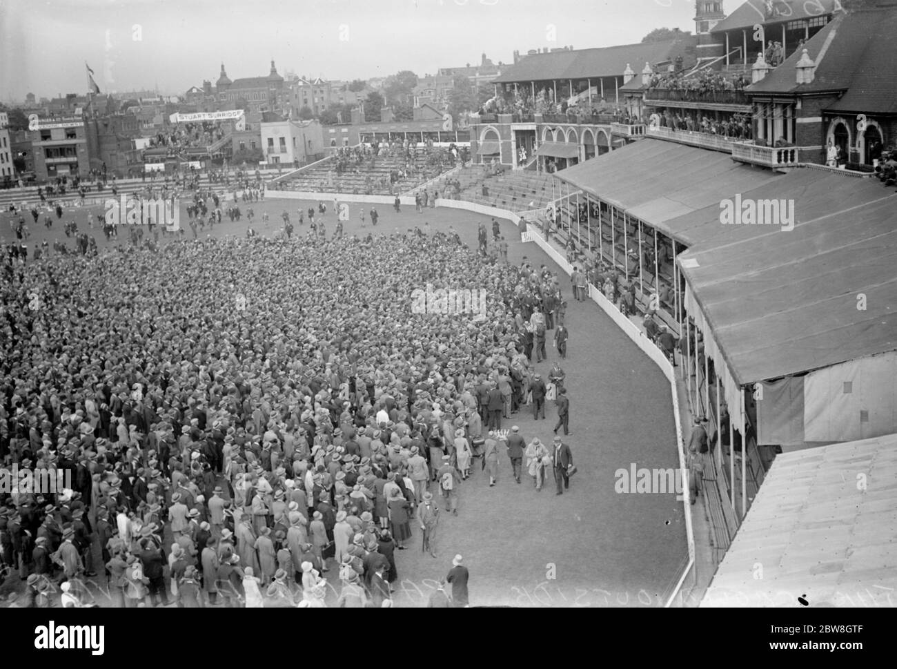 Test Match , Oval , quinto giorno ( di gioco ) ( sesto giorno di partita ) . Una vista dell'enorme folla che si è radunata davanti al Padiglione. 1930 Foto Stock