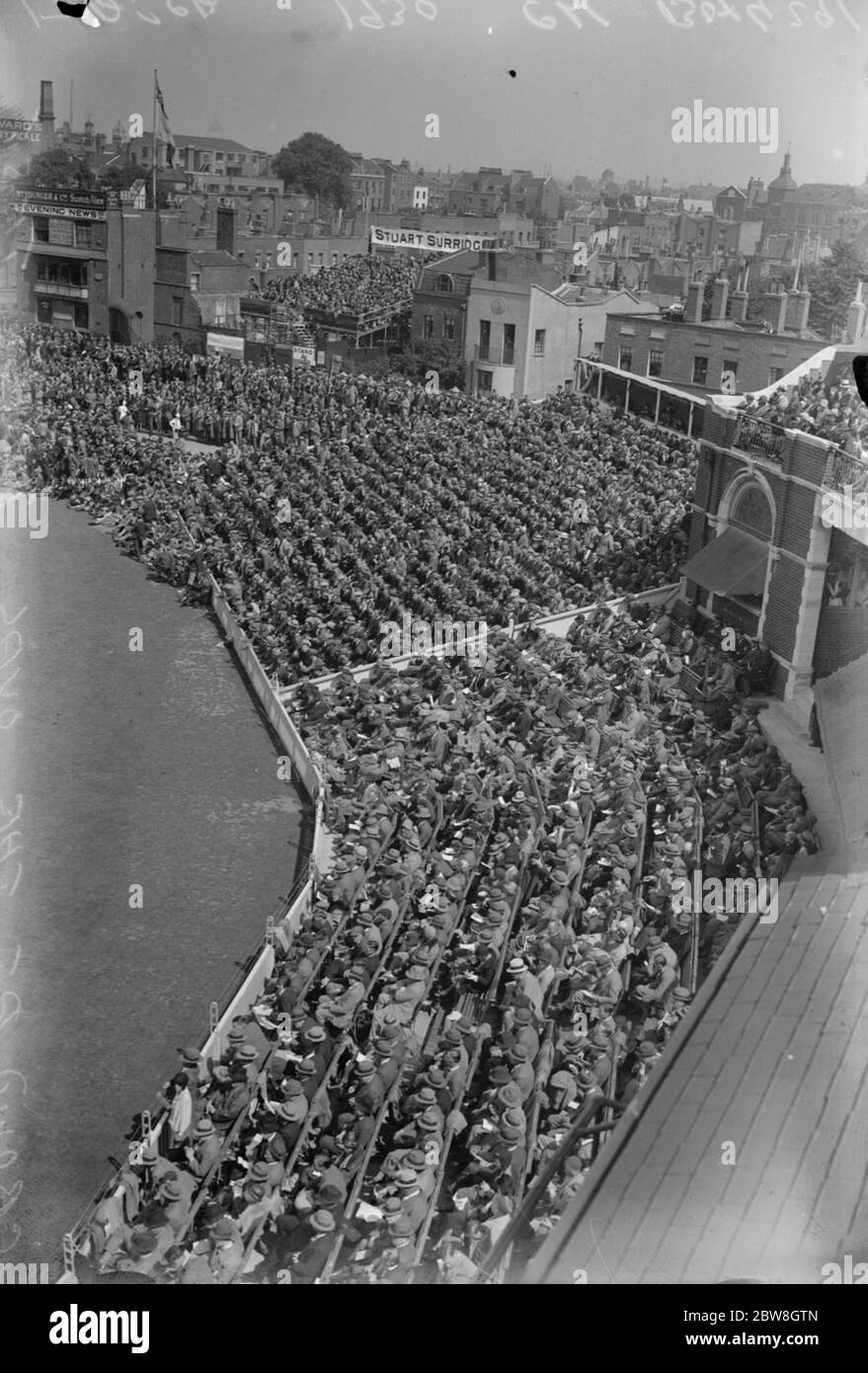 Test match , Oval , primo giorno . Una sezione della folla che guarda il gioco . 1930 Foto Stock