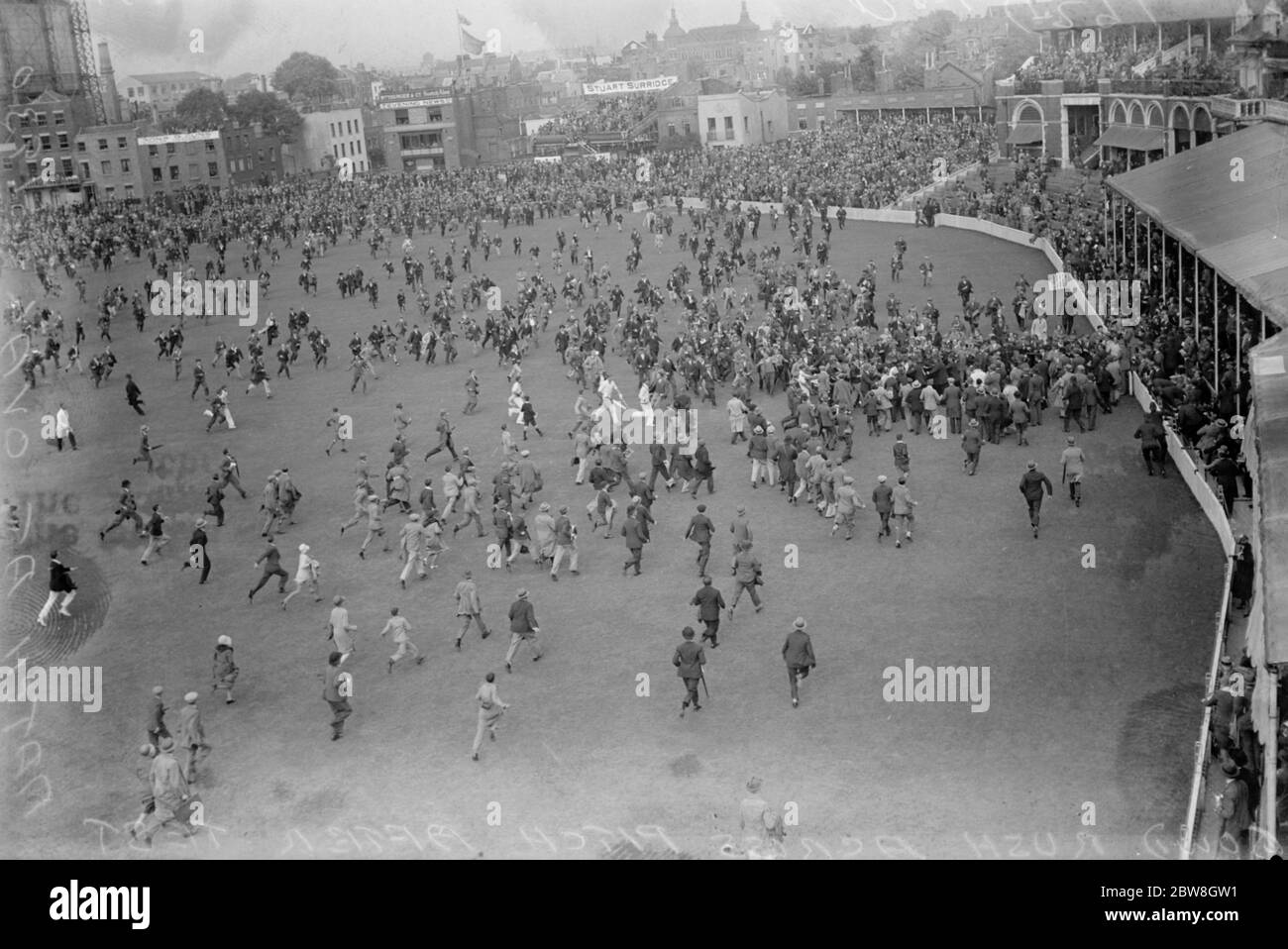 Test Match , Oval , quinto giorno ( di gioco ) ( sesto giorno di partita ) . La scena alla fine del test finale , che mostra la folla che si precipita sul terreno per salutare i giocatori mentre entrano . 1930 Foto Stock