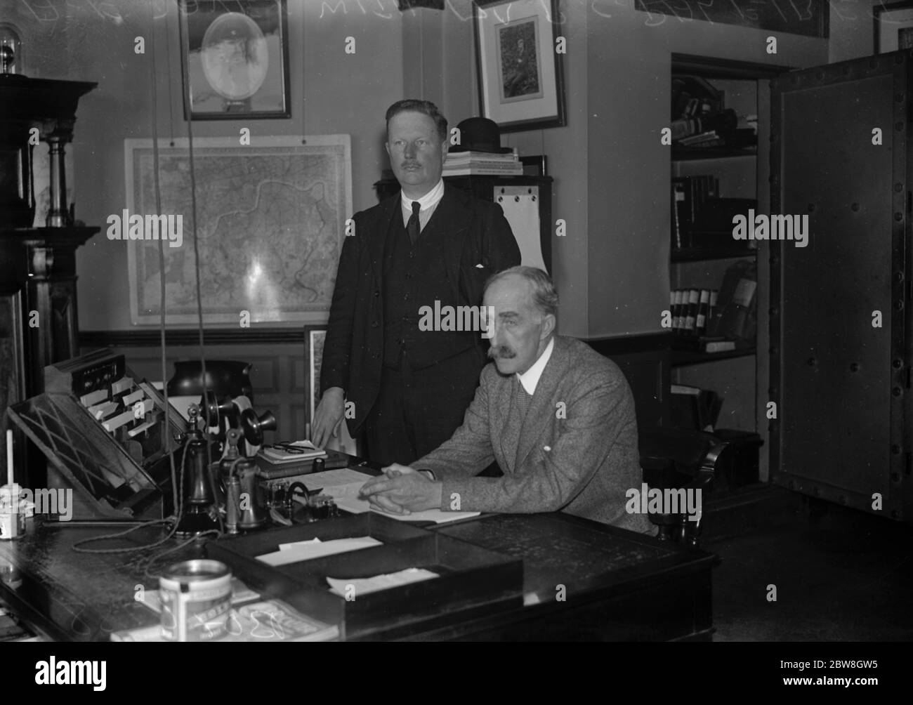 Nuovo segretario per il famoso cricket club . Il sig. A Fraser Davey, che assume il suo nuovo posto all' Oval con il sig. R C Paleiret (seduto ), segretario in pensione. 6 maggio 1932 Foto Stock