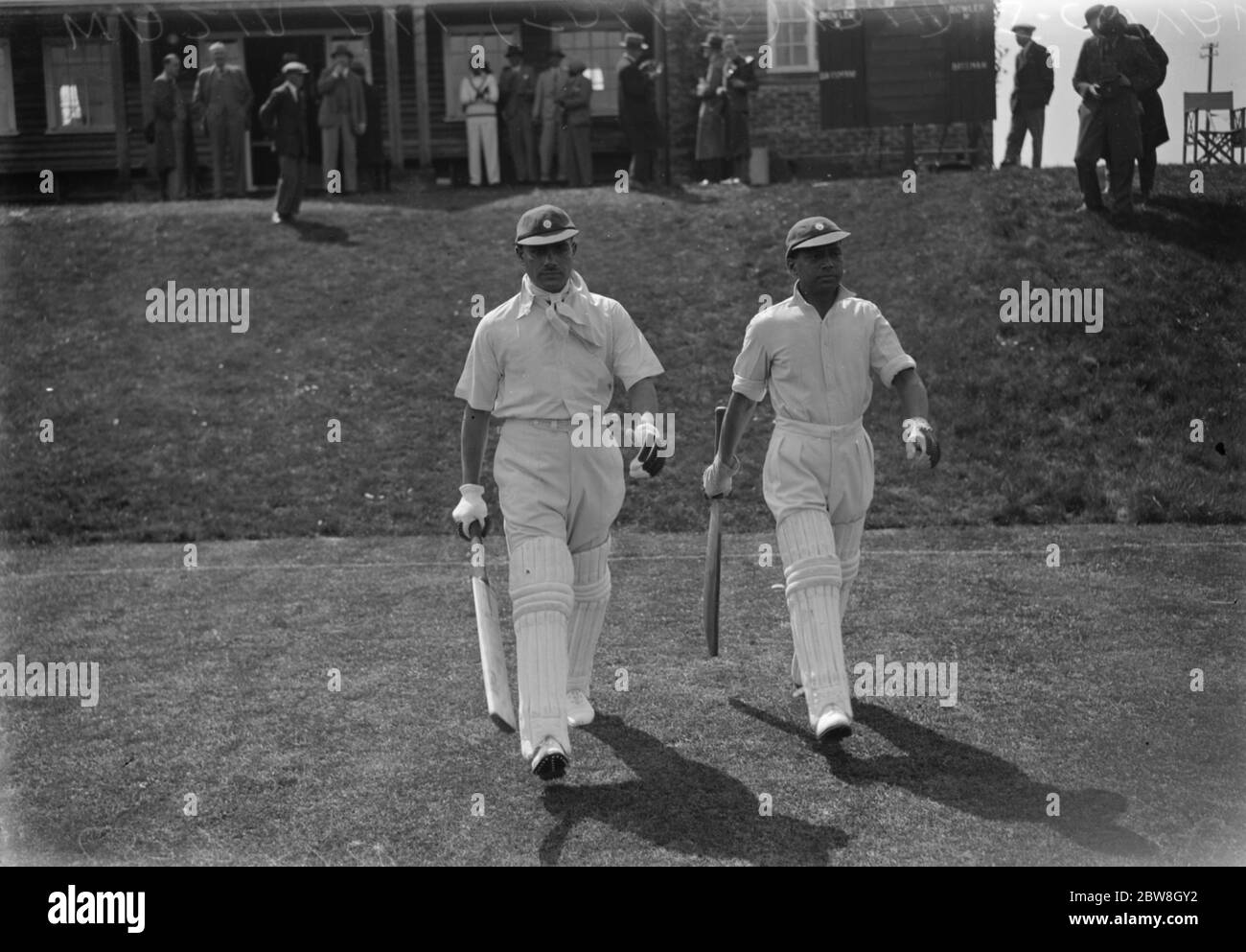 I cricketers indiani iniziano il loro tour a Pelsham . Wazir Ali (TALLER) e J G Navle uscendo per aprire i primi intagli indiani. 29 aprile 1932 Foto Stock