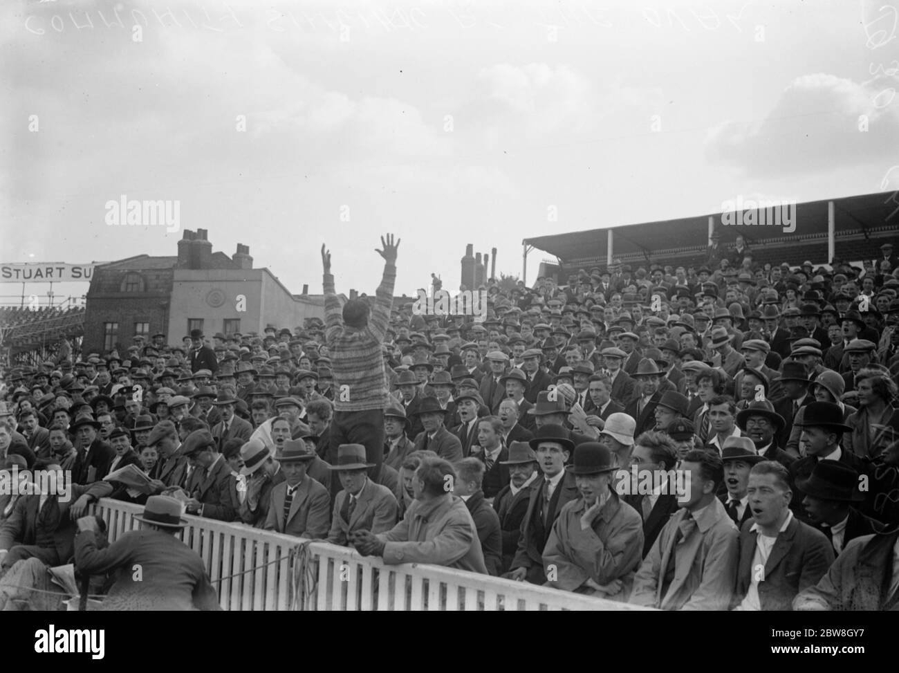 Test match , Oval , terzo giorno . Prima dell'inizio del Test Match martedì la folla ha scagliato il tempo con la comunità cantando . Foto Stock
