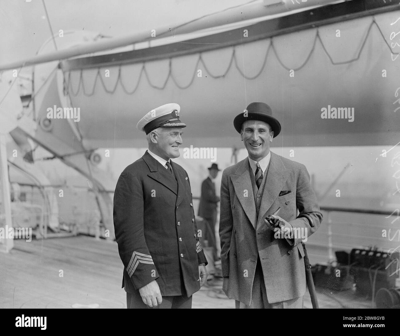 Il Team M C lascia Tilbury per l'Australia . I due capitani si incontrano . Il signor D R Jardine chiacchiera con il capitano degli Oronte . 17 settembre 1932 Foto Stock