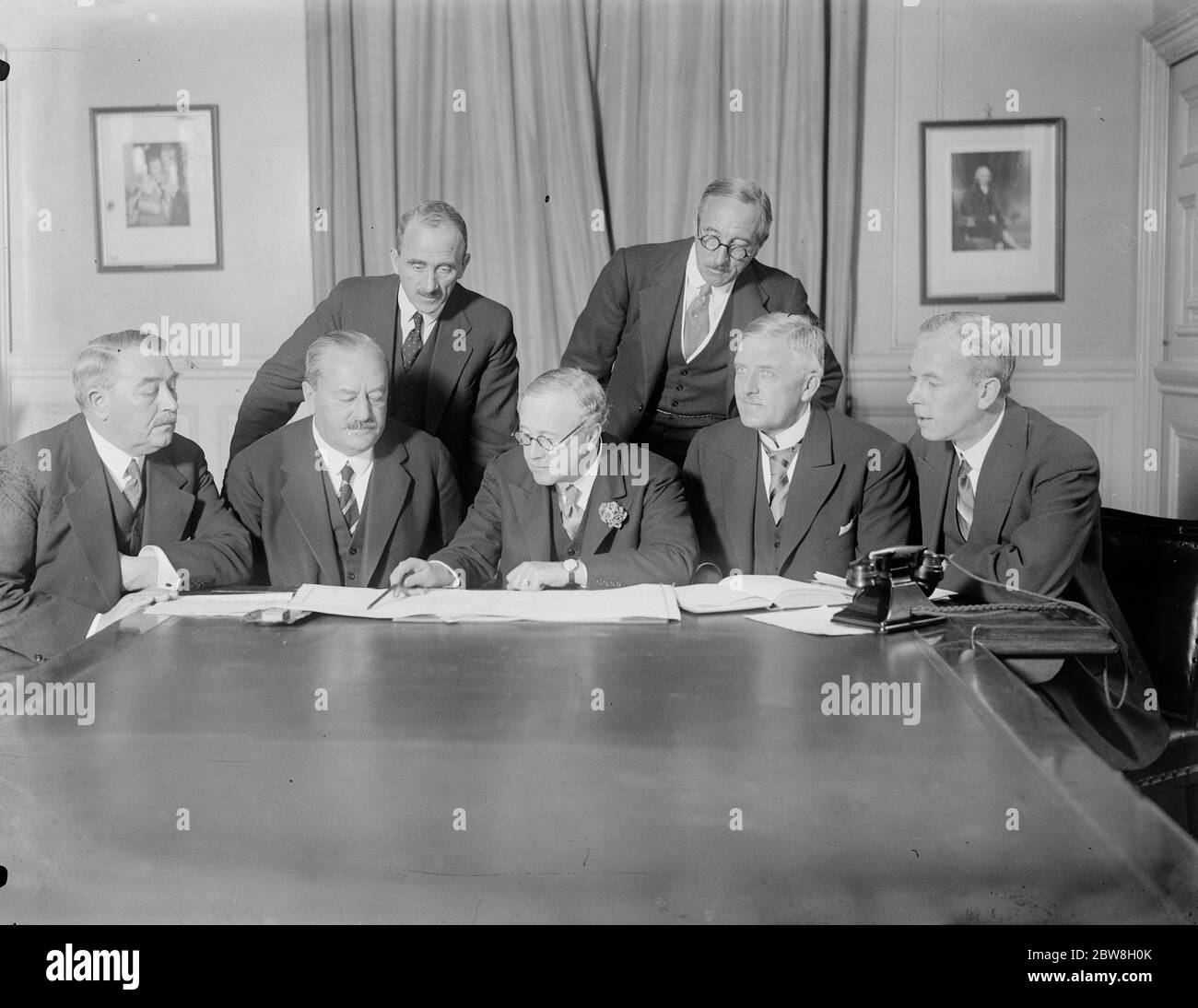 Danimarca interessata al servizio telefonico britannico . Sir Kingsley Wood ( centro ) spiegando con l'aiuto di una mappa il sistema telefonico ai visitatori danesi . 18 ottobre 1933 Foto Stock
