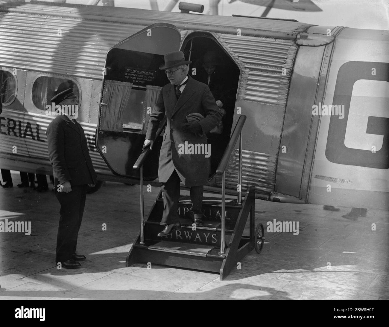 Il ritorno Premier per via aerea . Il Premier lascia la linea aerea all'arrivo a Croydon . 22 marzo 1933 Foto Stock