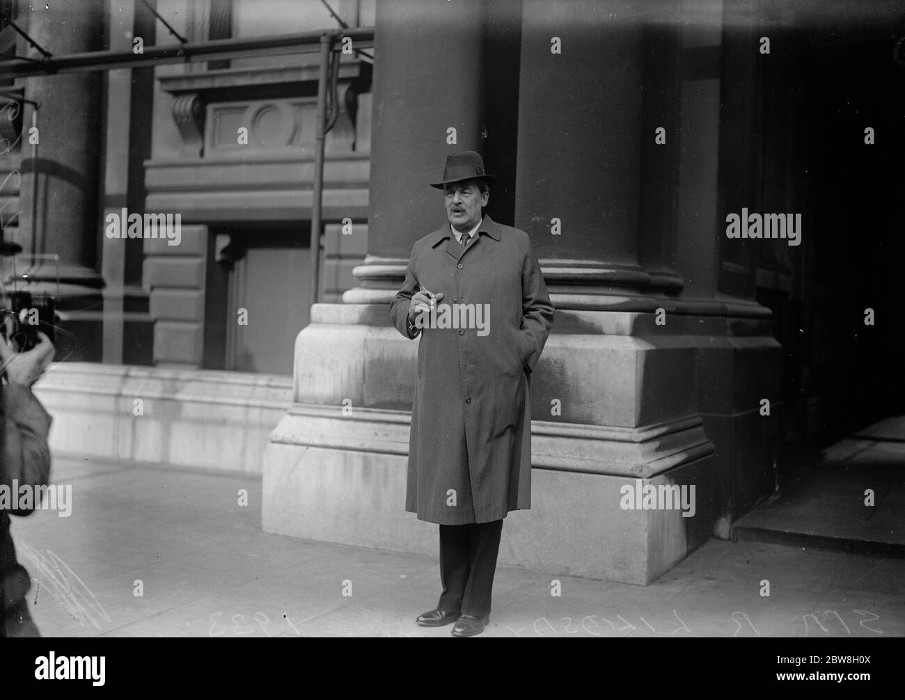 Sig. R. Lindsay, n. 10. Il sig. R. Lindsay ha incontrato lunedì il comitato dei cinque grandi al n. 10 di Downing Street. Sir R Lindsay, uscita N. 10 Downing Street. 13 febbraio 1933 Foto Stock