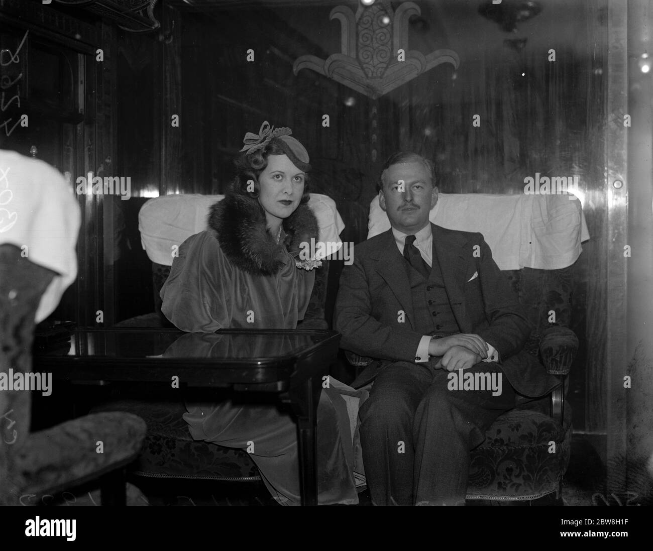 Sir Hugh e Lady Smiley partono per U S A . In treno a Waterloo . 19 gennaio 1933 Foto Stock