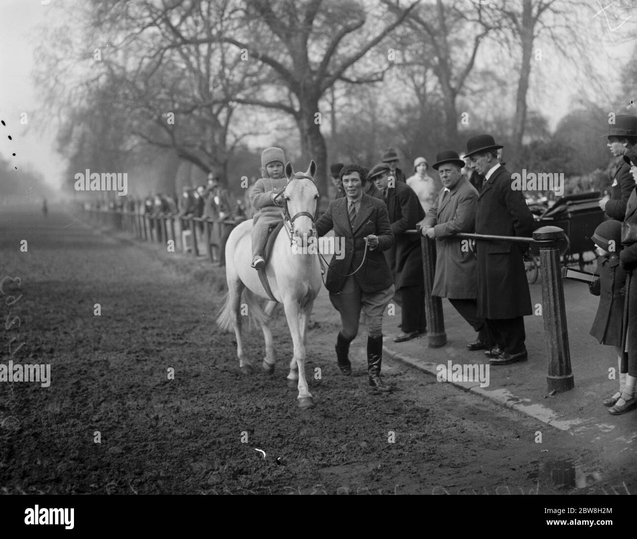 Il più giovane pilota della fila . Sig.na Wanda Warberton , di 2 anni , con la sua lezione di equitazione . 8 marzo 1933 Foto Stock