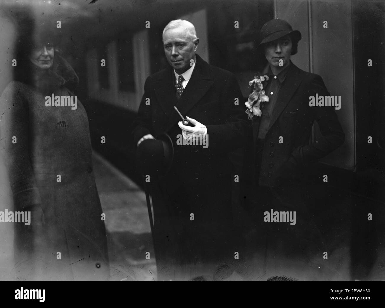 L'Ambasciatore britannico a Tokyo parte per il Giappone . Sir Francis Lindley con la signorina Sally Lindley prima della partenza, a Victoria . 16 novembre 1933 Foto Stock