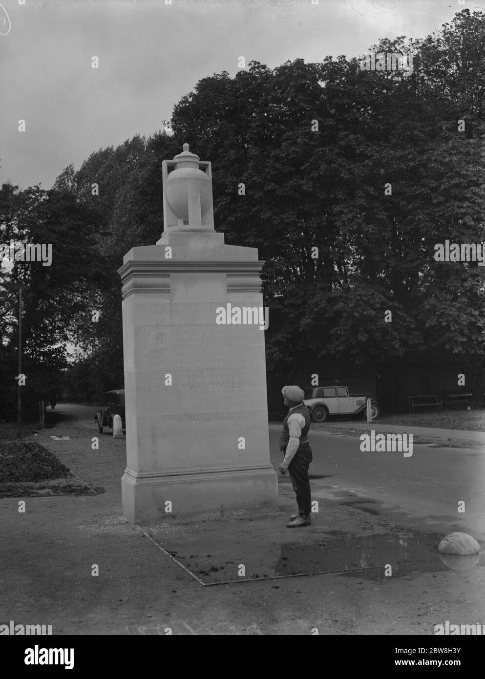 Ristrutturazione del memoriale danneggiato a Runnymede . 14 ottobre 1932 Foto Stock