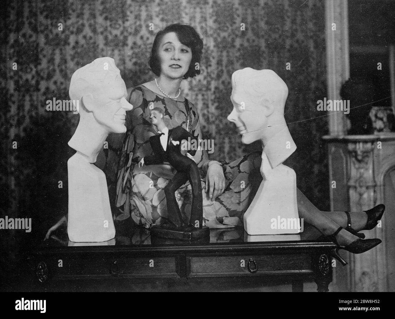 Busti del Principe di Galles e Lindbergh . Mlle Susanne Boitard, la famosa scultrice francese , con i suoi busti di Lindbergh e il Principe di Galles e il suo modello di Maurice Chevalier . 15 ottobre 1930 Foto Stock
