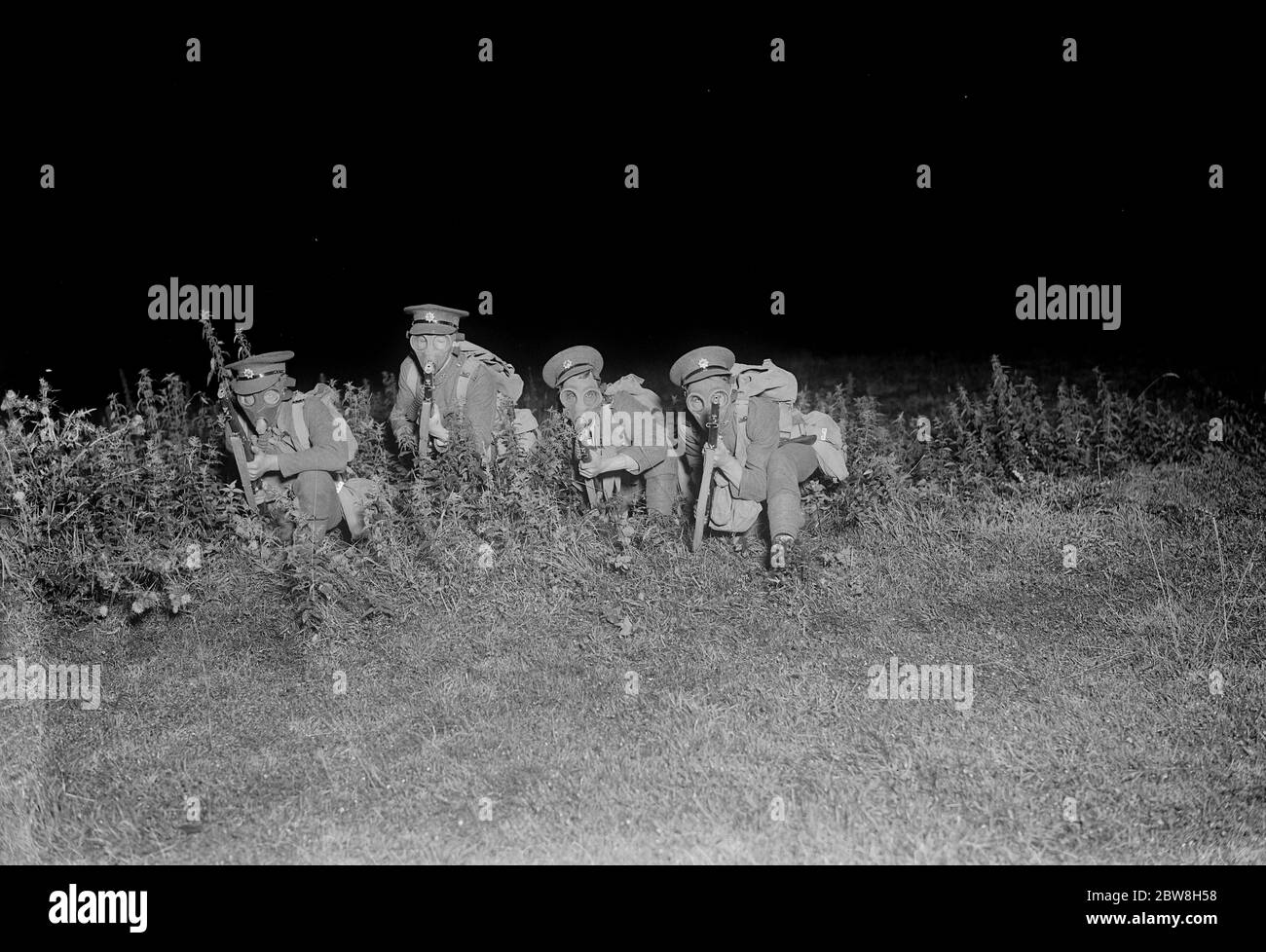 L'anticipo di notte. Scene in Wilts . Fanteria che indossa maschere a gas in posizione durante la notte . 27 agosto 1928 Foto Stock