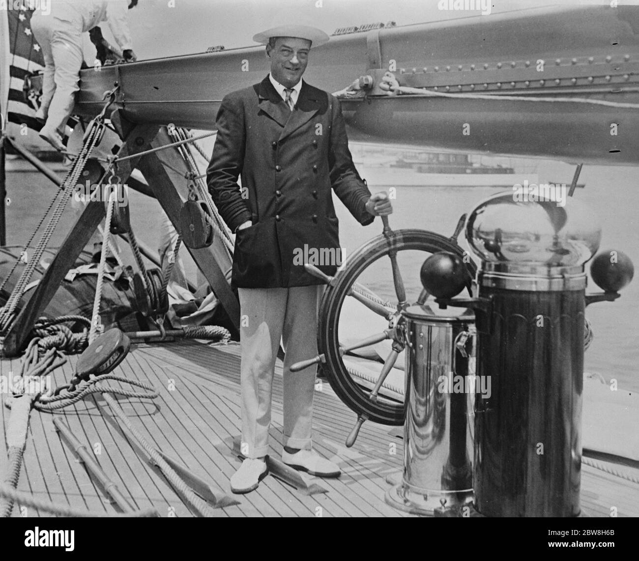Lo yacht per correre Shamrock . Il sig. Harold S Vanderbilt, milionario al volante dell' impresa. 28 agosto 1930 Foto Stock