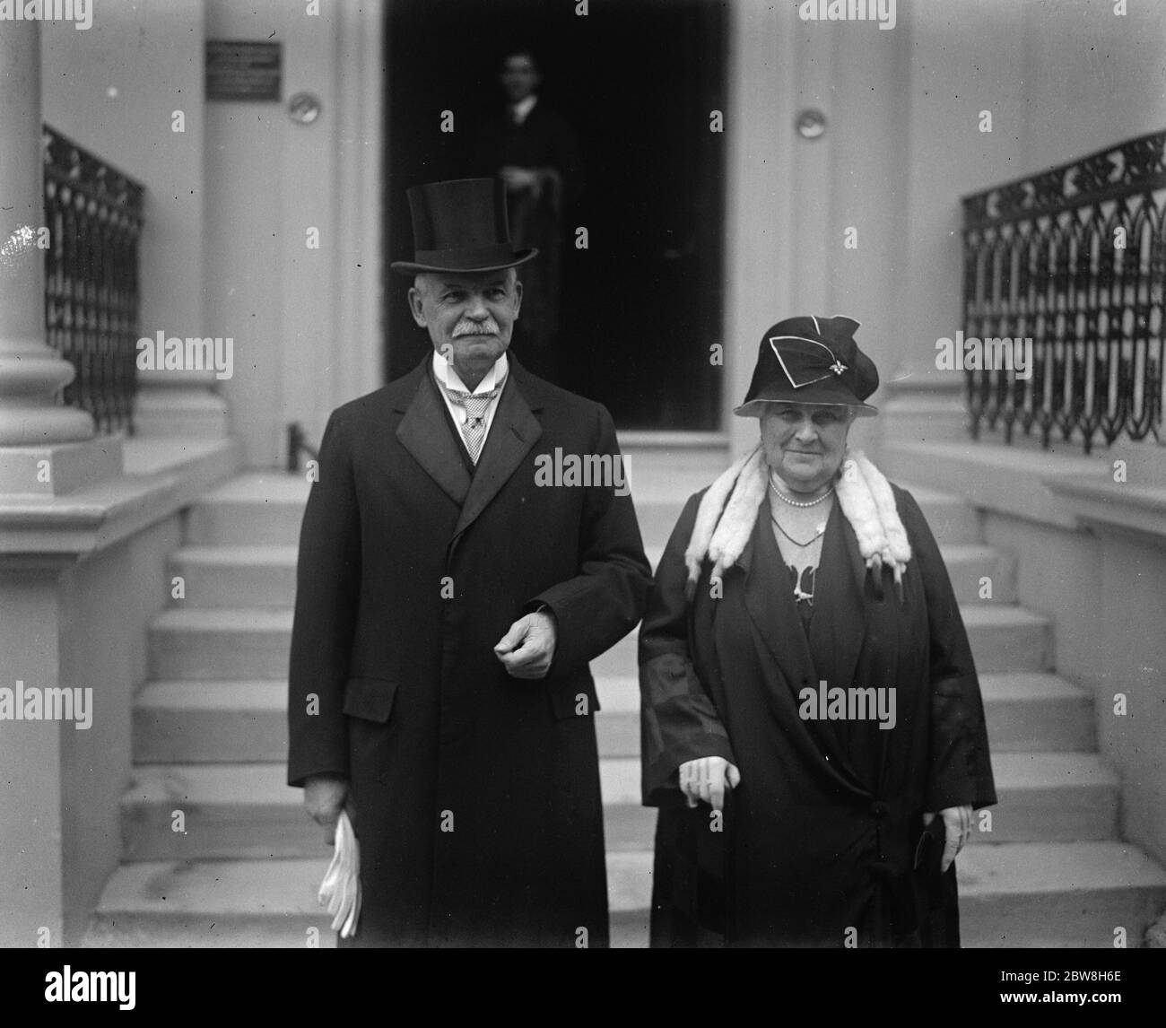 Saluto dell'Ambasciatore tedesco al Re e alla Regina . L'ambasciatore tedesco Friedrich Sthamer lascia l'ambasciata tedesca con la moglie . 1 ottobre 1930 Foto Stock