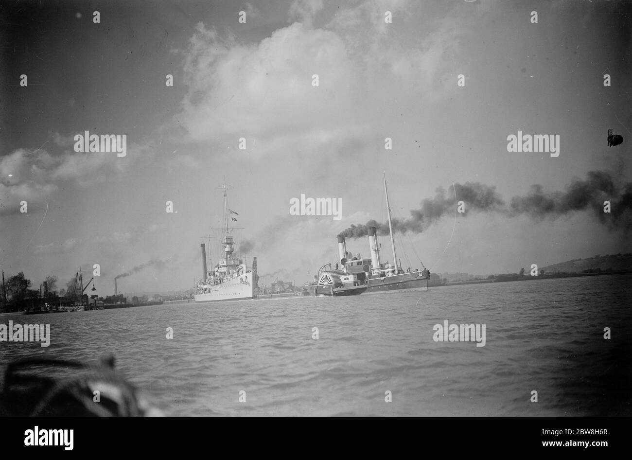 Dominion Cruiser in partenza per casa . Un piroscafo a pale disegnando Diomede per iniziare il suo viaggio a casa . 20 ottobre 1930 Foto Stock