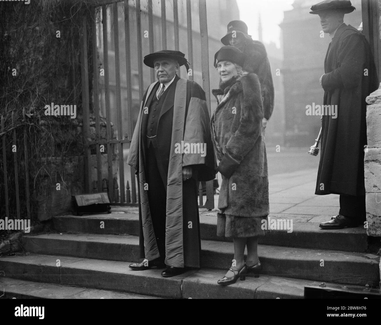 Il sig. Kellogg si laurea a Oxford. Il sig. Kellogg, ex segretario di Stato degli Stati Uniti, ha conseguito il titolo D C L ad Oxford. Il signor Kellogg con la moglie dopo aver conseguito la laurea. 26 novembre 1929 Foto Stock