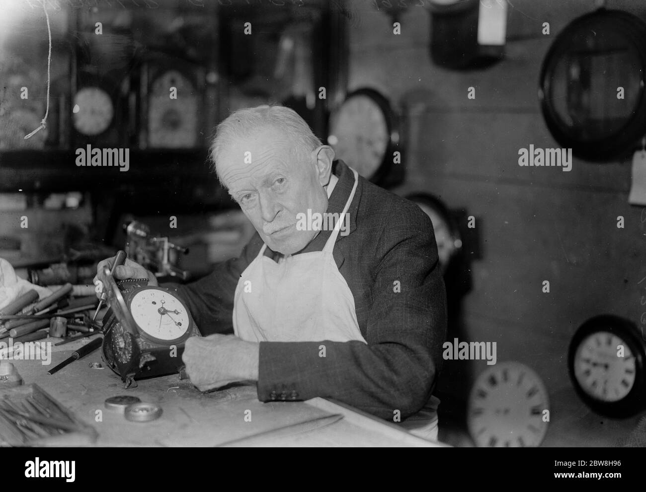 Oltre sessant'anni alla stessa panchina . Philip Ebmer , un ciclista di Oxford Street , che celebra il suo 78° compleanno questa settimana , lavora alla stessa panchina da 60 anni . 9 novembre 1933 Foto Stock
