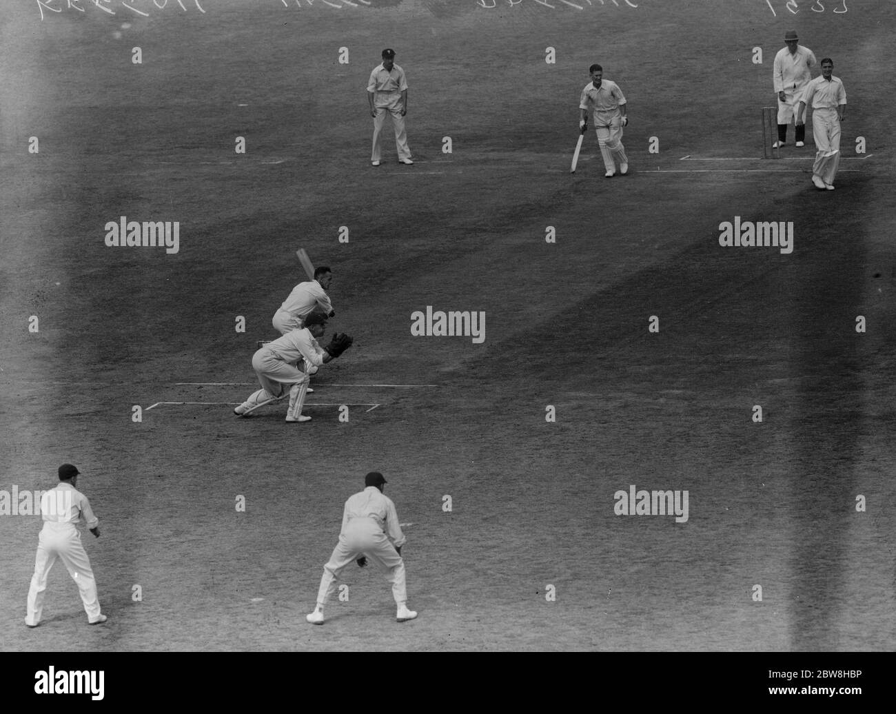 Surrey contro Nottinghamshire al Kennington Oval , il primo giorno di una partita di tre giorni del campionato della contea . Walter Keeton (Notts) taglia Frederick Gamble al confine . 5 agosto 1933 Foto Stock